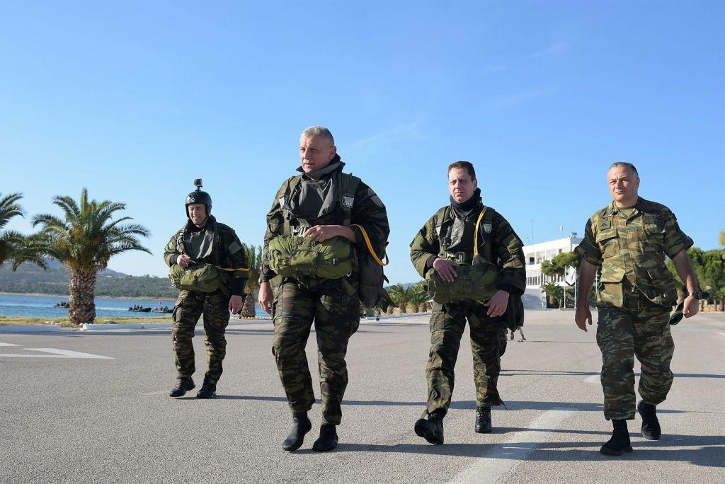 Άλμα με αλεξίπτωτο από τον «κομάντο» Αρχηγό ΓΕΕΘΑ Στρατηγό Φλώρο