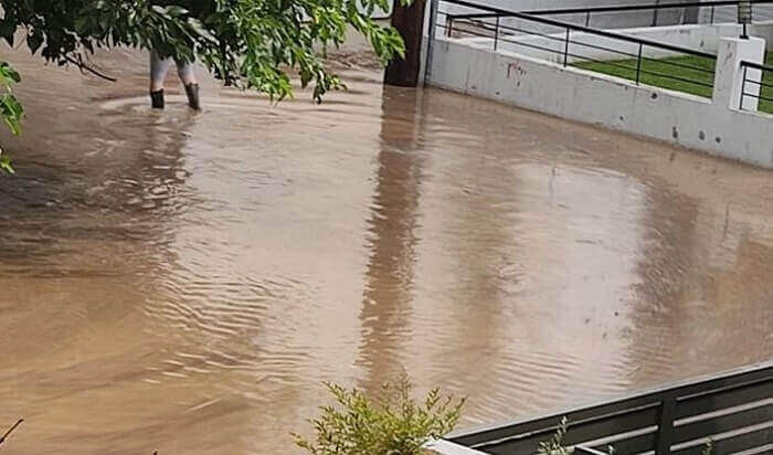 Πλήττει την Βόρεια Ελλάδα η κακοκαιρία: Πλημμύρες στις Σέρρες – Χαλάζι στη Χαλκιδική