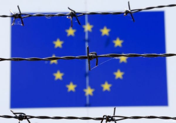 Τα «θύματα» της αποσυμφόρησης των νησιών, τα συγχαρητήρια στην Ελλάδα και μια ΕΕ που μετατρέπεται σε φρούριο