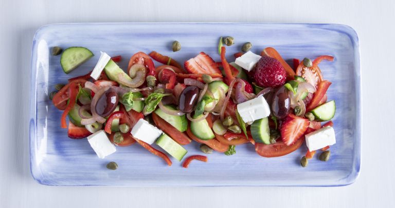 Ελληνική σαλάτα με φράουλες
