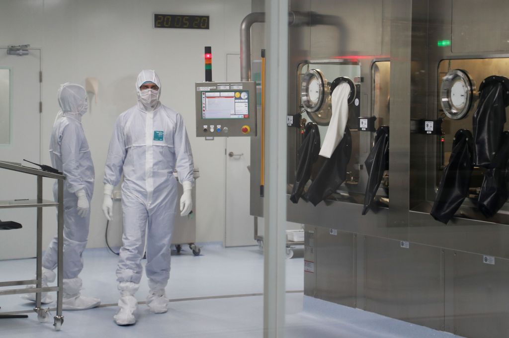 Χιλιάδες εθελοντές σε όλο τον κόσμο κάνουν ουρά για να… προσβληθούν από κοροναϊό