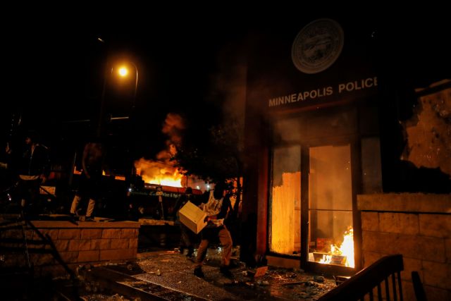 Λάδι στη φωτιά ρίχνει ο Τραμπ: Οι κυβερνήτες να επιβληθούν απέναντι στους «βίαιους διαδηλωτές»