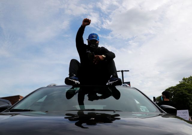 «Προσπαθώ να πείσω τον εαυτό μου ότι θα είμαι εντάξει»: Στο μυαλό ενός Αφροαμερικανού