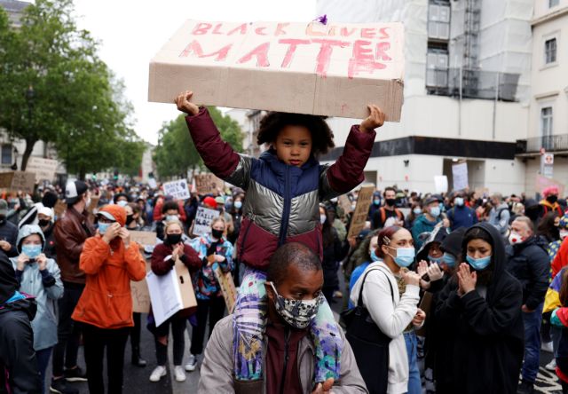 Τζορτζ Φλόιντ: Έφιπποι αστυνομικοί κατά διαδηλωτών στο Λονδίνο