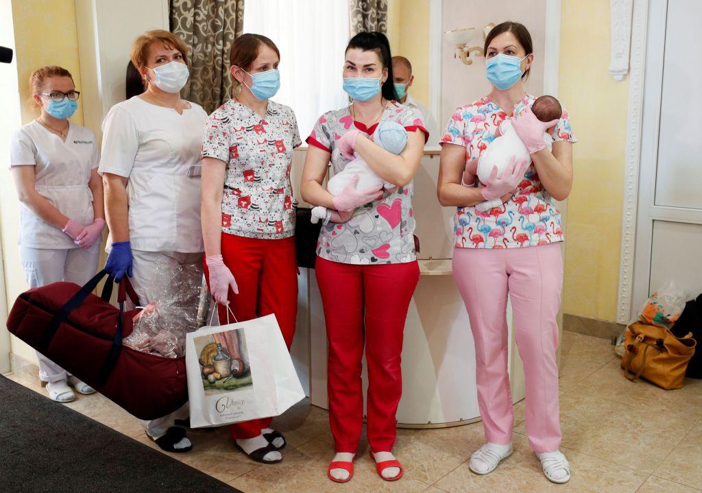 Η βιομηχανία μωρών του Κιέβου και το δράμα δεκάδων βρεφών εν μέσω κοροναϊού