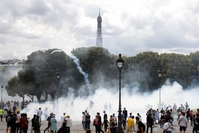 Επεισόδια και δακρυγόνα στο Παρίσι σε διαδήλωση για τα «νοσοκομεία σε ασφυξία»