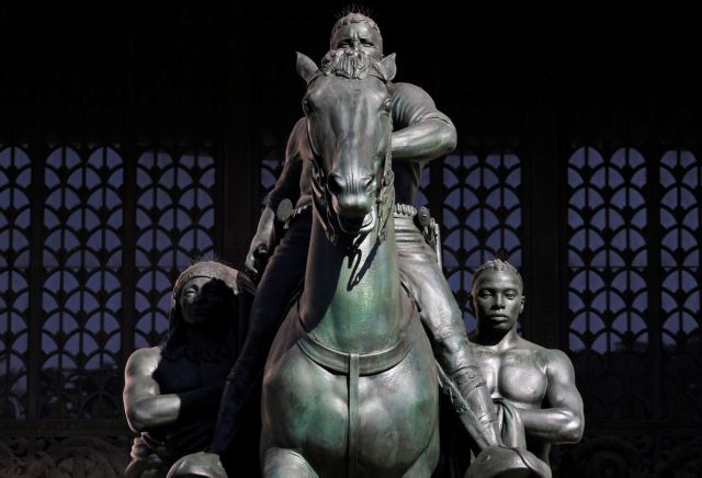 Νέα Υόρκη: Απομακρύνεται το άγαλμα του Ρούζβελτ – Σύμβολο των φυλετικών διακρίσεων