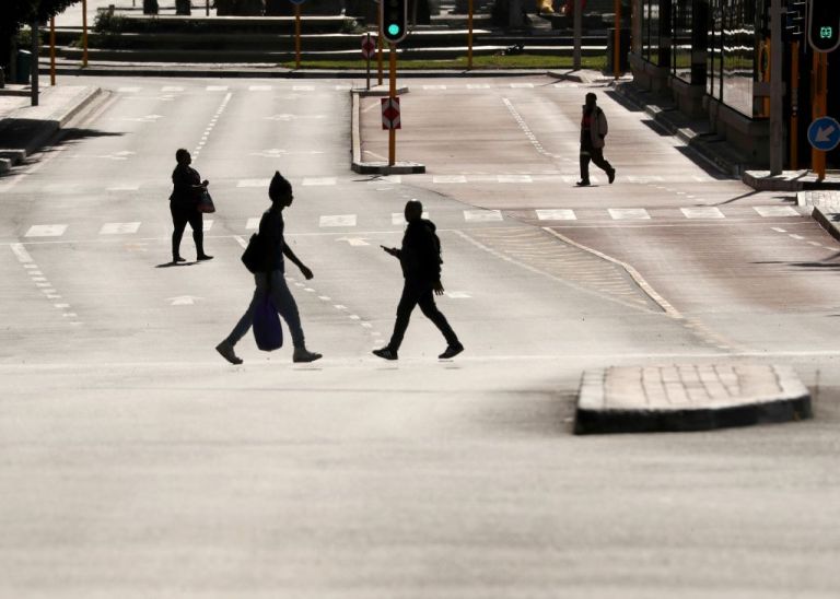 Εκμετάλλευση του κοροναϊού για υπονόμευση της δημοκρατίας καταγγέλλουν πρώην διεθνείς ηγέτες