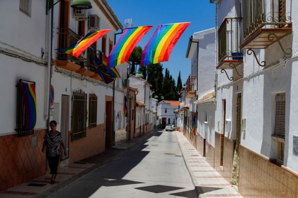 Ισπανία : Η πόλη που γέμισε με εκατοντάδες σημαίες του Pride