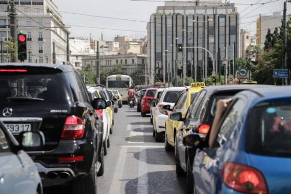 Στο «κόκκινο» το κέντρο της Αθήνας λόγω κίνησης στους δρόμους