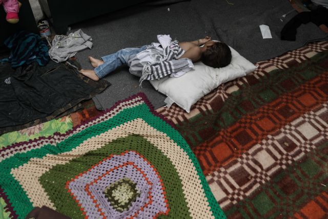 Παραμένουν στην πλ. Βικτωρίας οι πρόσφυγες – «Γροθιά» στο στομάχι εικόνες με παιδιά να κοιμούνται στο δρόμο