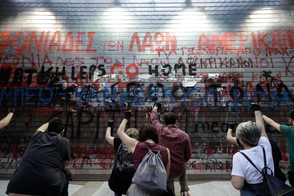 Θεσσαλονίκη: Πορεία διαμαρτυρίας για τη δολοφονία Φλόιντ – Έκαψαν αμερικανική σημαία