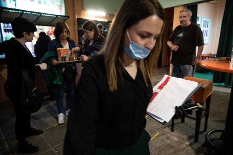 Τριήμερο Αγίου Πνεύματος: «Ξέχασαν» τις μάσκες στα καταστήματα – «Βροχή» από πρόστιμα