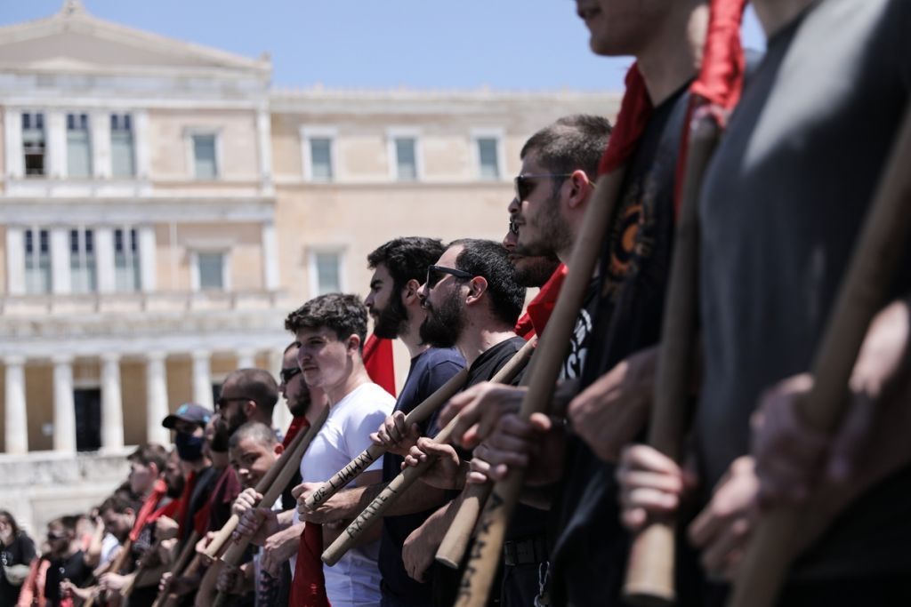 Πορεία στο κέντρο της Αθήνας κατά των νέων αντεργατικών μέτρων – Κλειστοί σταθμοί του μετρό