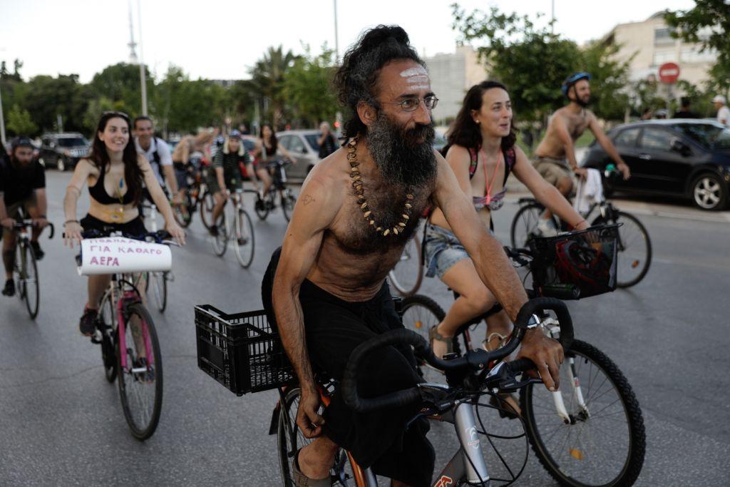 Γυμνοί ποδηλάτες ξεχύθηκαν στους δρόμους της Θεσσαλονίκης [Εικόνες]