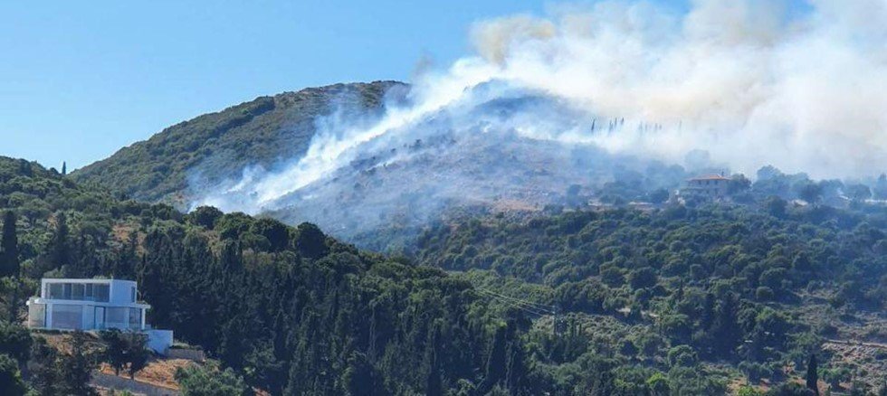 Ζάκυνθος: Πυρκαγιά στις Βολίμες – 150 μέτρα από τις αυλές των σπιτιών οι φλόγες [Εικόνες]