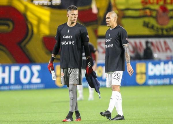«Όχι» στον ρατσισμό από Άρη και ΟΦΗ: Με μπλουζάκια «I can’t breath» οι παίκτες