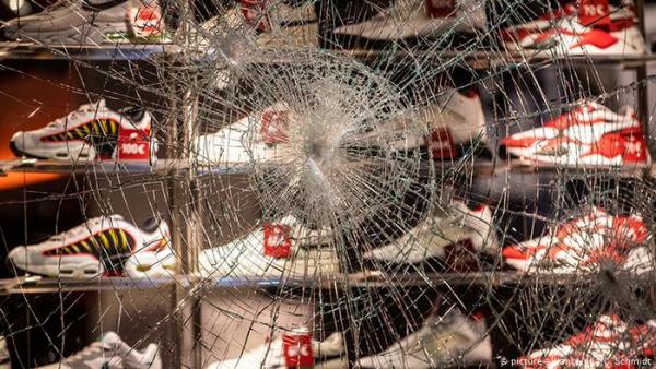 Νύχτα βίας και λεηλασιών στη Στουτγάρδη