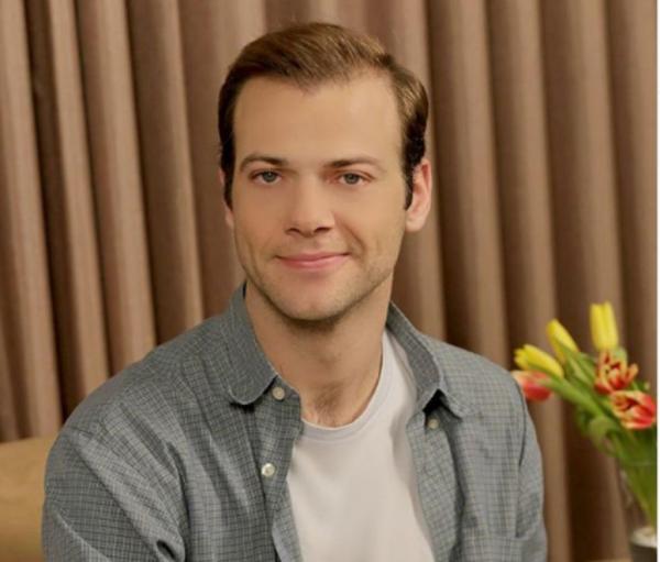 Ορέστης Τζιόβας: «Δουλεύω από μικρός σαν σερβιτόρος, δεν την φοβάμαι την δουλειά»