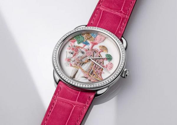 Ένα ρολόι Hermès σαν πορσελάνινη μινιατούρα