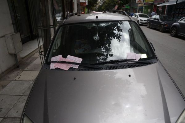 Λάρισα : Μυστήριο με παράνομα σταθμευμένο αυτοκίνητο – Έχουν ήδη «κοπεί» 4 κλήσεις