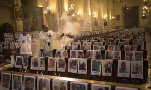 Αρχιεπίσκοπος στο Περού γέμισε το ναό με χιλιάδες φωτογραφίες θυμάτων του κοροναϊού [Εικόνες]
