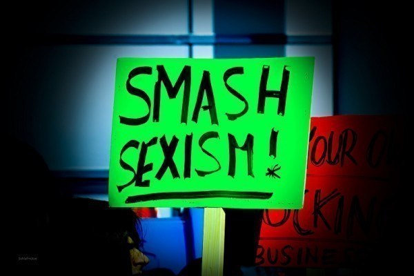 Ο σεξισμός είναι εδώ και σημαδεύει σαν… βιτριόλι