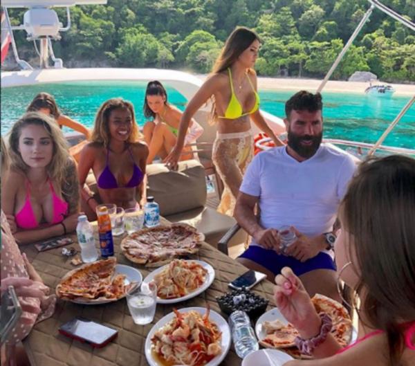 Dan Bilzerian: Χαρίζει 5.000 δολάρια σε όποιον βρει τίτλο για την αυτοβιογραφία του