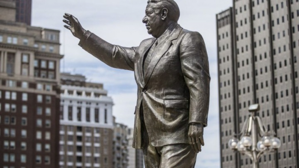«Ξερίζωσαν» άγαλμα ενός πρώην ρατσιστή δημάρχου στη Φιλαδέλφεια