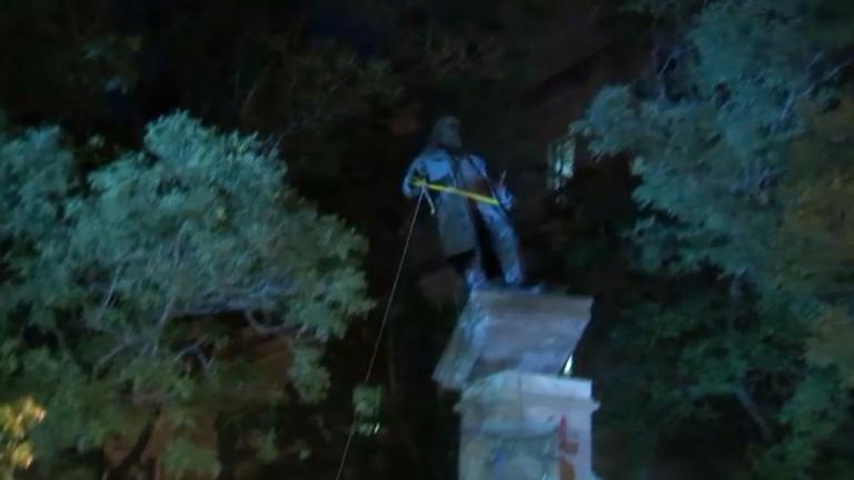 Διαδηλωτές στην Ουάσινγκτον γκρέμισαν ένα ακόμα σύμβολο μίσους – Συλλήψεις ζητά ο Τραμπ