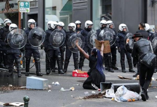 Οργή στις Βρυξέλλες: Αστυνομικοί πέρασαν χειροπέδες σε παιδιά –Τέθηκαν υπό έρευνα