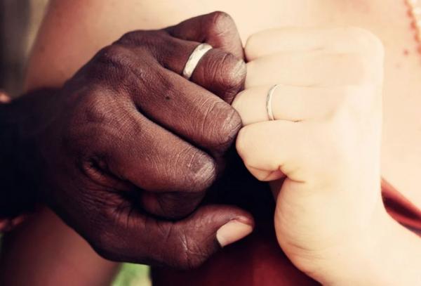 Διαφυλετική σχέση : Ενάντια στα κοινωνικά στερεότυπα και τον ρατσισμό