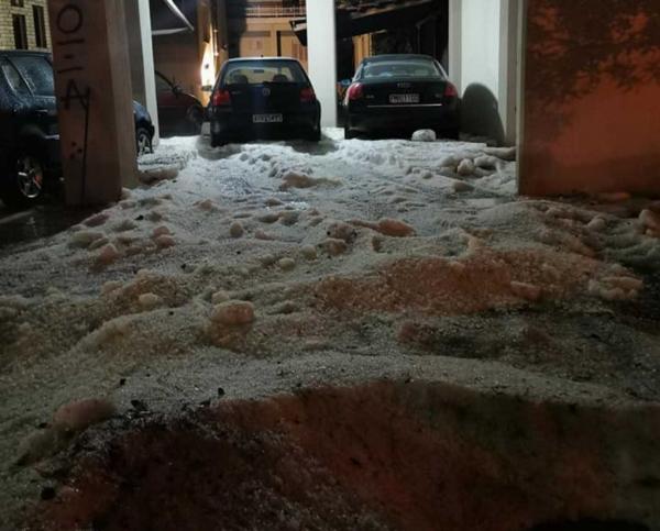 Πρωτοφανές χαλάζι στη Δράμα – Μηχανήματα άνοιξαν τον δρόμο