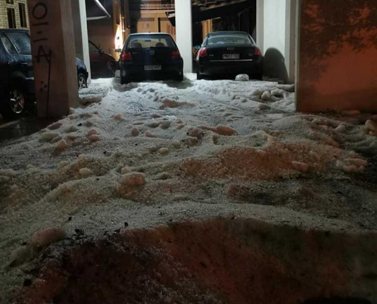 Πρωτοφανές χαλάζι στη Δράμα – Μηχανήματα άνοιξαν τον δρόμο