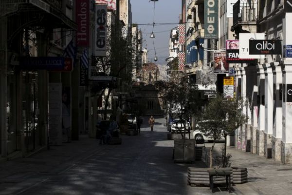 Επίθεση αγνώστων στην Ερμού – Ζημιές σε καταστήματα