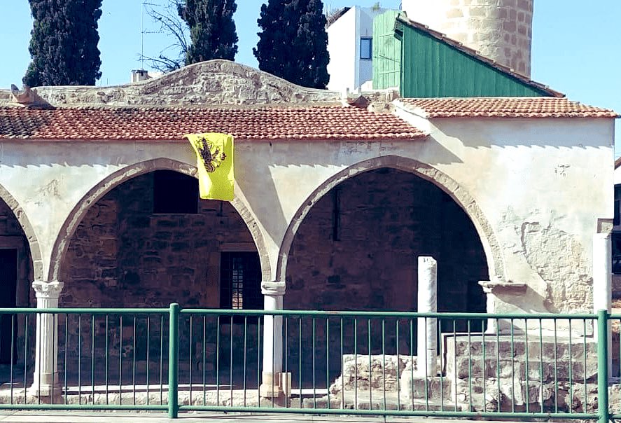 Τουρκικά ΜΜΕ: Άγνωστος κρέμασε σημαία του Βυζαντίου σε τζαμί στη Λάρνακα