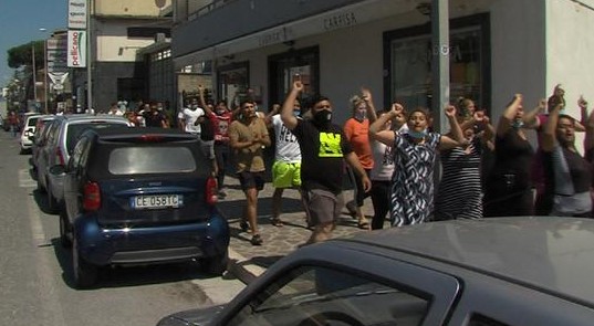 Κοροναϊός : Ένταση έξω από τη Νάπολη λόγω κρουσμάτων - Πυρπόλησαν φορτηγό