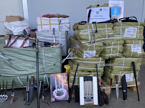 «Μπλόκο» της ΑΑΔΕ σε κοντέινερ με λαθραία όπλα και προϊόντα μαϊμού