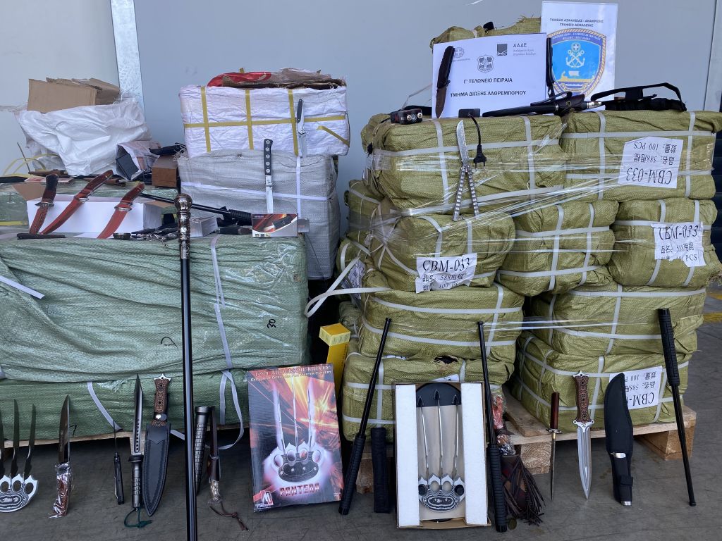 «Μπλόκο» της ΑΑΔΕ σε κοντέινερ με λαθραία όπλα και προϊόντα μαϊμού
