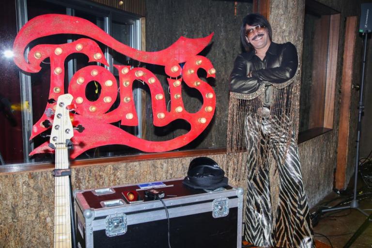 Τόνι Σφήνος : Το πραγματικό όνομα και η ζωή χωρίς… περούκα