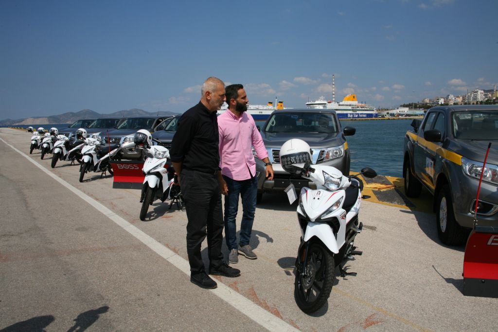 Νέα οχήματα πολλαπλών χρήσεων και δίκυκλα παρέλαβε ο Δήμος Πειραιά
