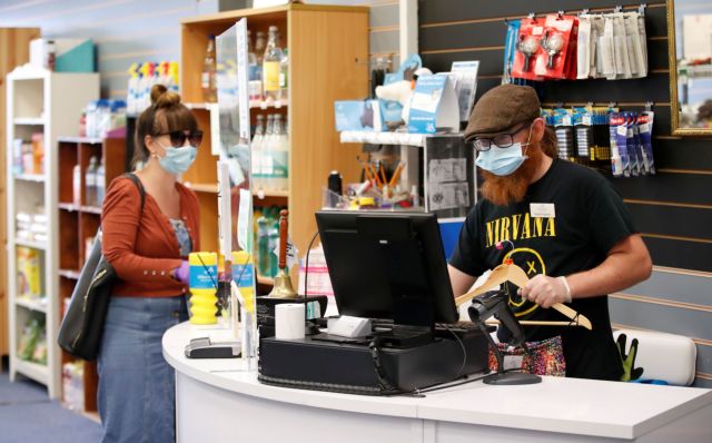 Η υποχρεωτική χρήση μάσκα κάνει κακό στα... ψώνια