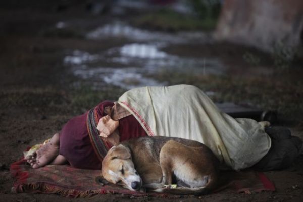 Χάρλεμ : Πέταξαν βαρελότο σε άστεγο την ώρα που κοιμόταν
