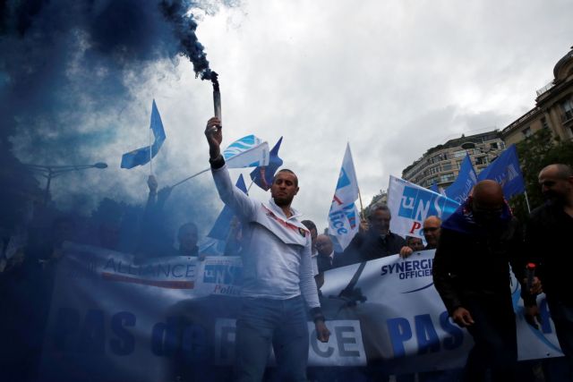 Γαλλία : Διαμαρτυρία αστυνομικών επειδή απαγορεύτηκε η λαβή στο λαιμό