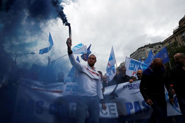 Γαλλία : Διαμαρτυρία αστυνομικών επειδή απαγορεύτηκε η λαβή στο λαιμό