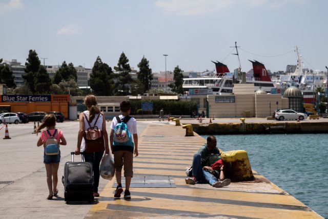 Κίνηση στο λιμάνι : Όπου φύγει - φύγει οι Αθηναίοι για τα νησιά