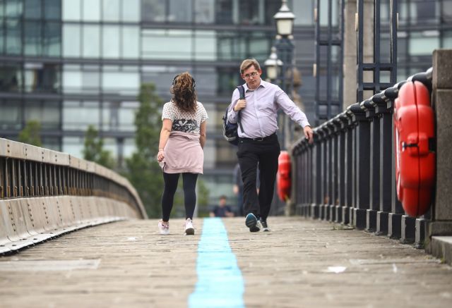 Βρετανία : Μείωση του επιπέδου συναγερμού για τον κοροναϊό