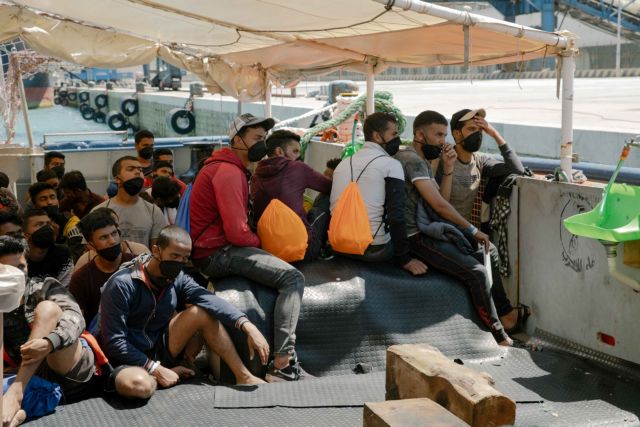 Ιταλία : Σε «καραντίνα εκτός ξηράς» 28 πρόσφυγες που διέσωσε το πλοίο Sea Watch
