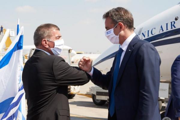 Με σημαίες της Ελλάδος και του Ισραήλ η μάσκα που φορούσε ο Μητσοτάκης