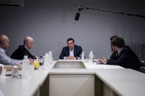 Τσίπρας: Η κυβέρνηση να πάρει πίσω την ΚΥΑ για τα δωμάτια καραντίνας